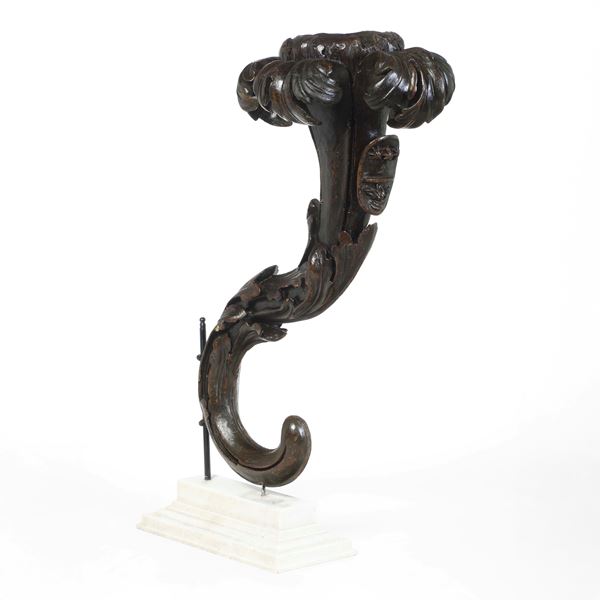 Cornucopia in legno intagliato con stemma. XVIII secolo
