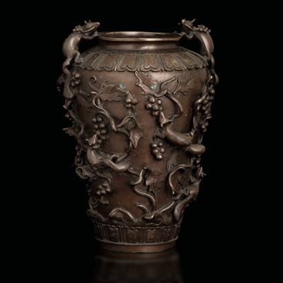 Vaso in Bronzo con Motivi a Rilievo Raffiguranti Rami e Toppi, Cina, XVIII Secolo