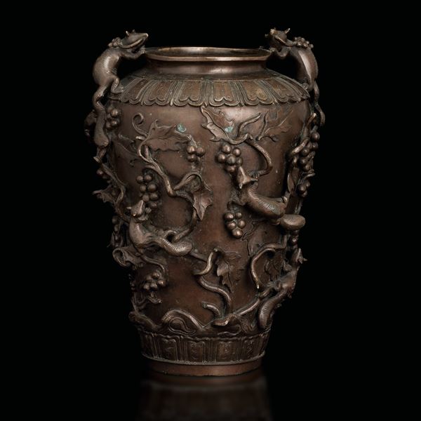 Vaso in bronzo con motivi a rilievo raffiguranti rami e toppi, Cina, XVIII secolo