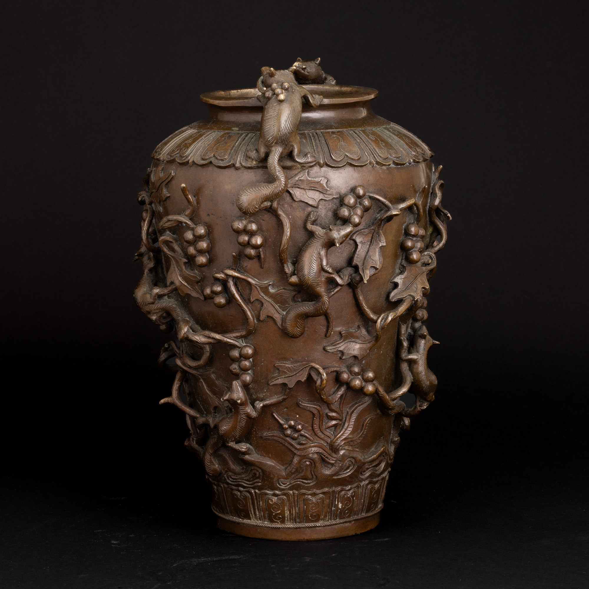 Vaso in Bronzo con Motivi a Rilievo Raffiguranti Rami e Toppi, Cina, XVIII Secolo