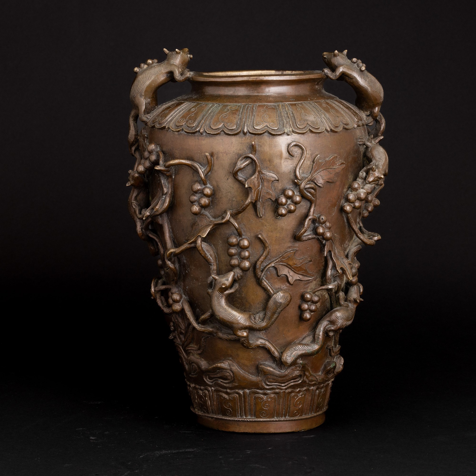 Vaso in Bronzo con Motivi a Rilievo Raffiguranti Rami e Toppi, Cina, XVIII Secolo