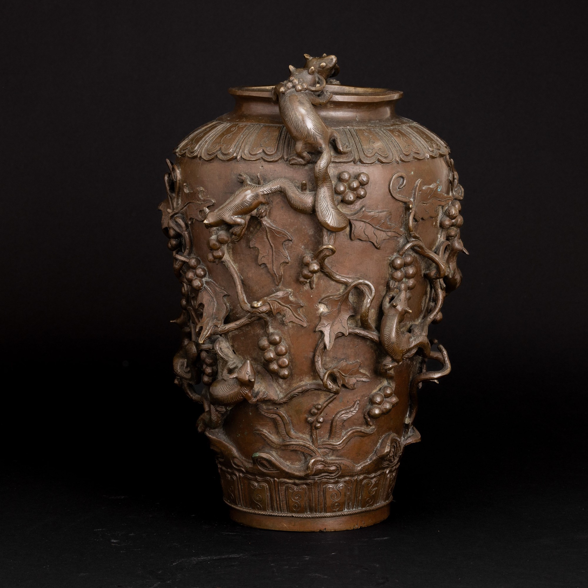 Vaso in Bronzo con Motivi a Rilievo Raffiguranti Rami e Toppi, Cina, XVIII Secolo