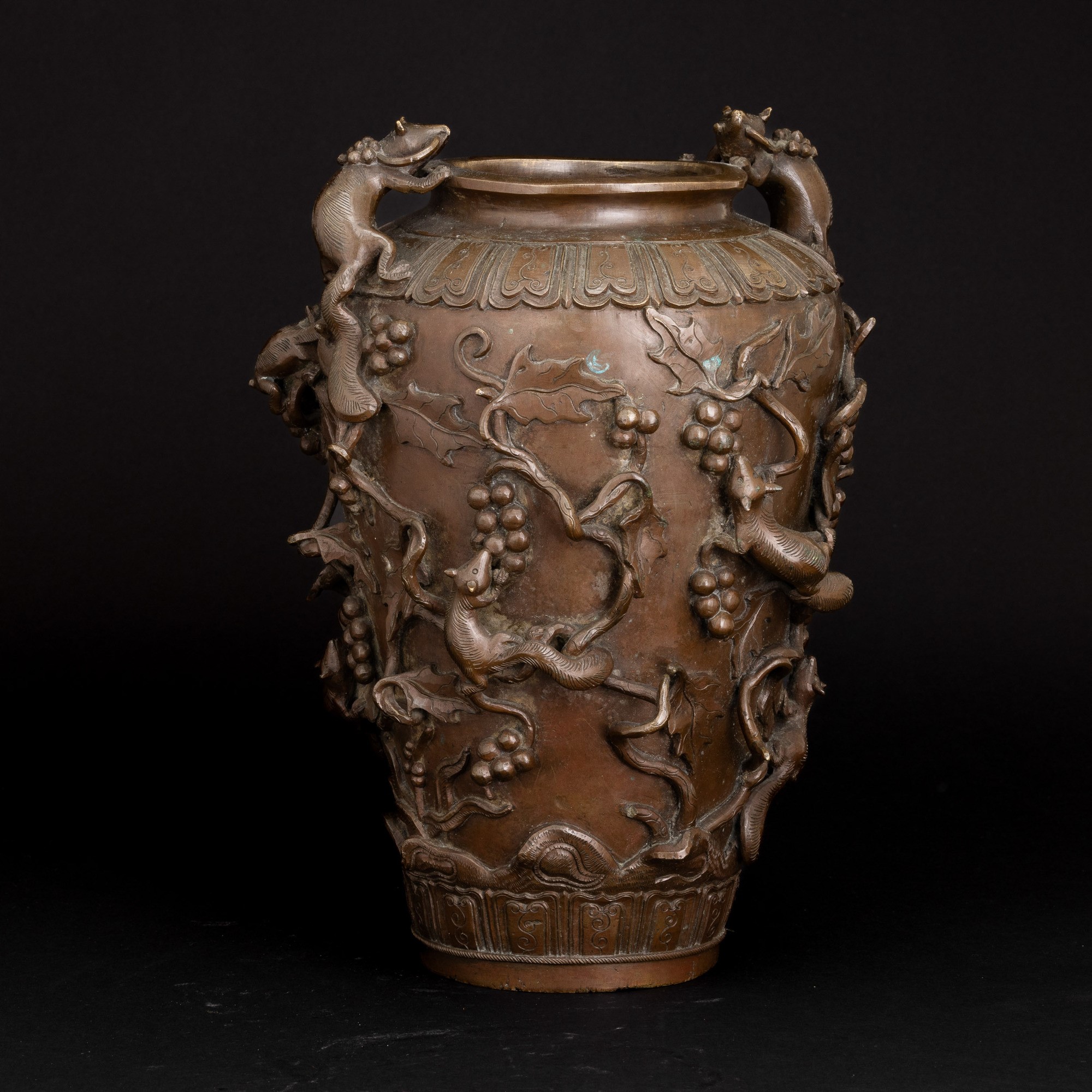 Vaso in Bronzo con Motivi a Rilievo Raffiguranti Rami e Toppi, Cina, XVIII Secolo