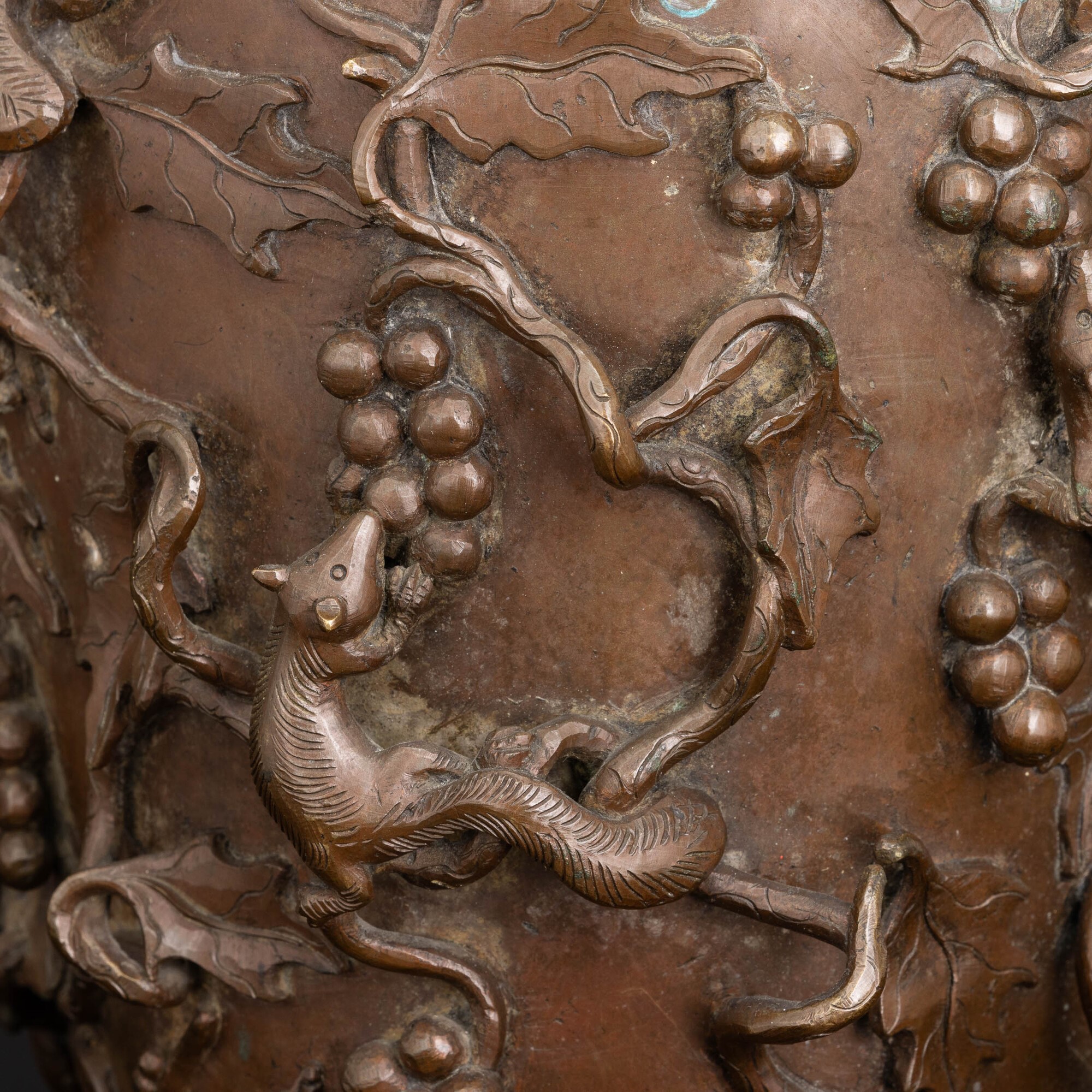 Vaso in Bronzo con Motivi a Rilievo Raffiguranti Rami e Toppi, Cina, XVIII Secolo