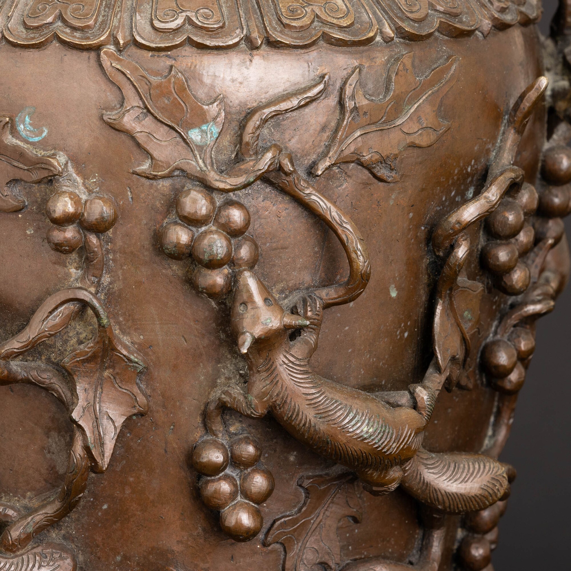 Vaso in Bronzo con Motivi a Rilievo Raffiguranti Rami e Toppi, Cina, XVIII Secolo