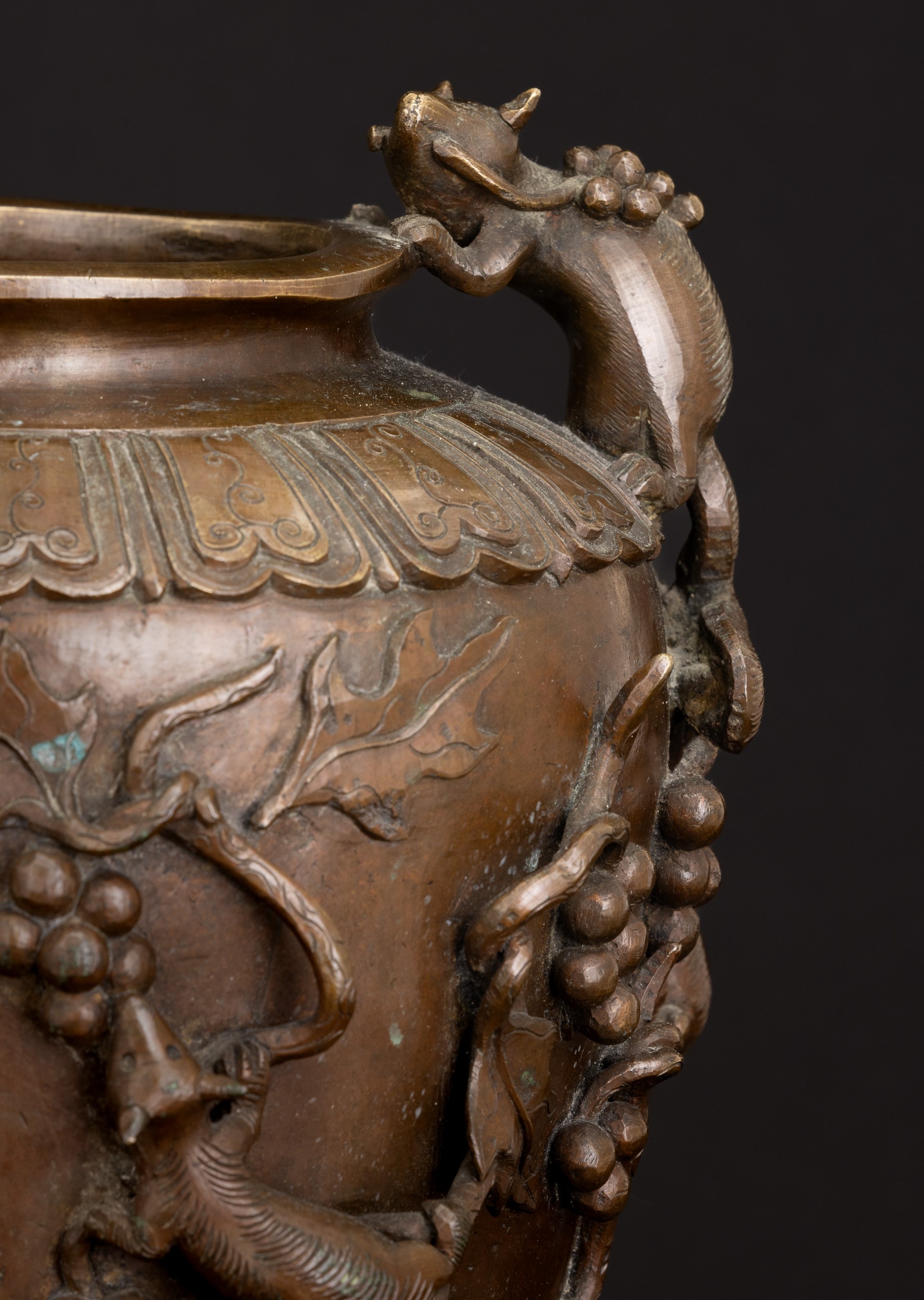 Vaso in Bronzo con Motivi a Rilievo Raffiguranti Rami e Toppi, Cina, XVIII Secolo