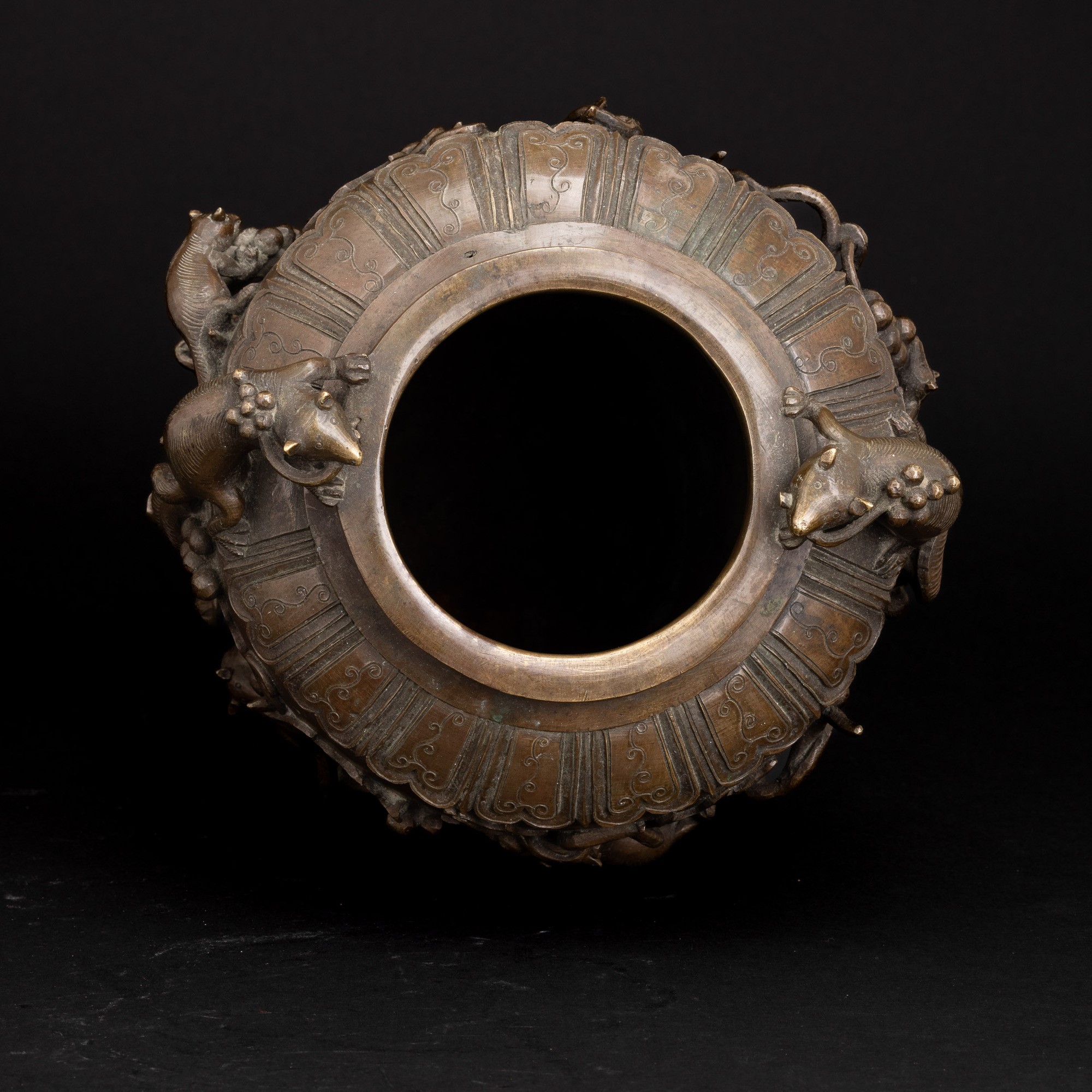 Vaso in Bronzo con Motivi a Rilievo Raffiguranti Rami e Toppi, Cina, XVIII Secolo