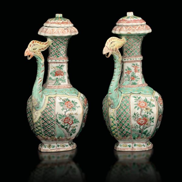Coppia di caffettiere in porcellana Famiglia Verde con motivi floreali a guisa di fenice, Cina, Dinastia Qing, epoca Kangxi (1662-1722)
