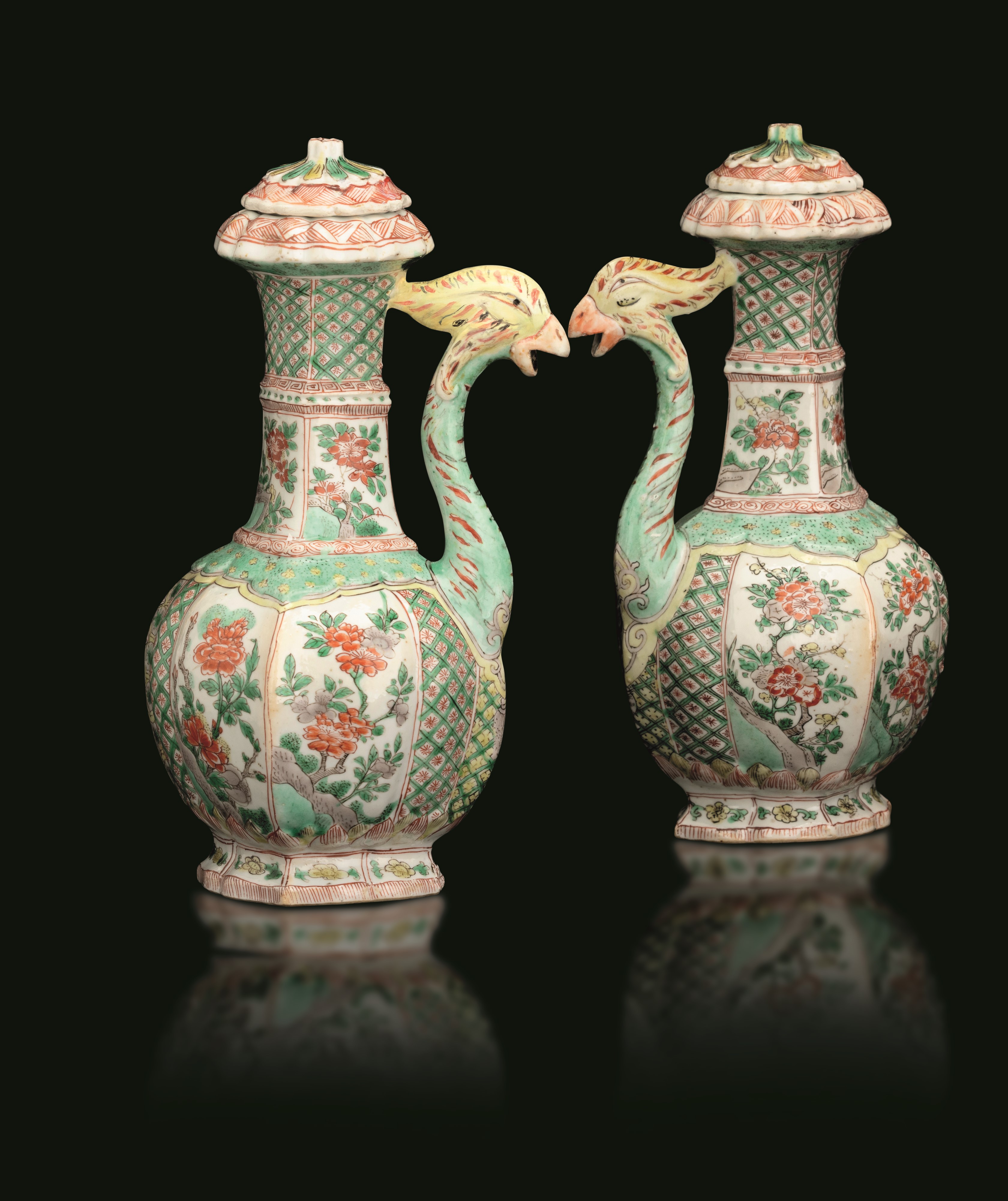 Coppia di Caffettiere in Porcellana Famiglia Verde con Motivi Floreali a Guisa di Fenice, Cina, D...