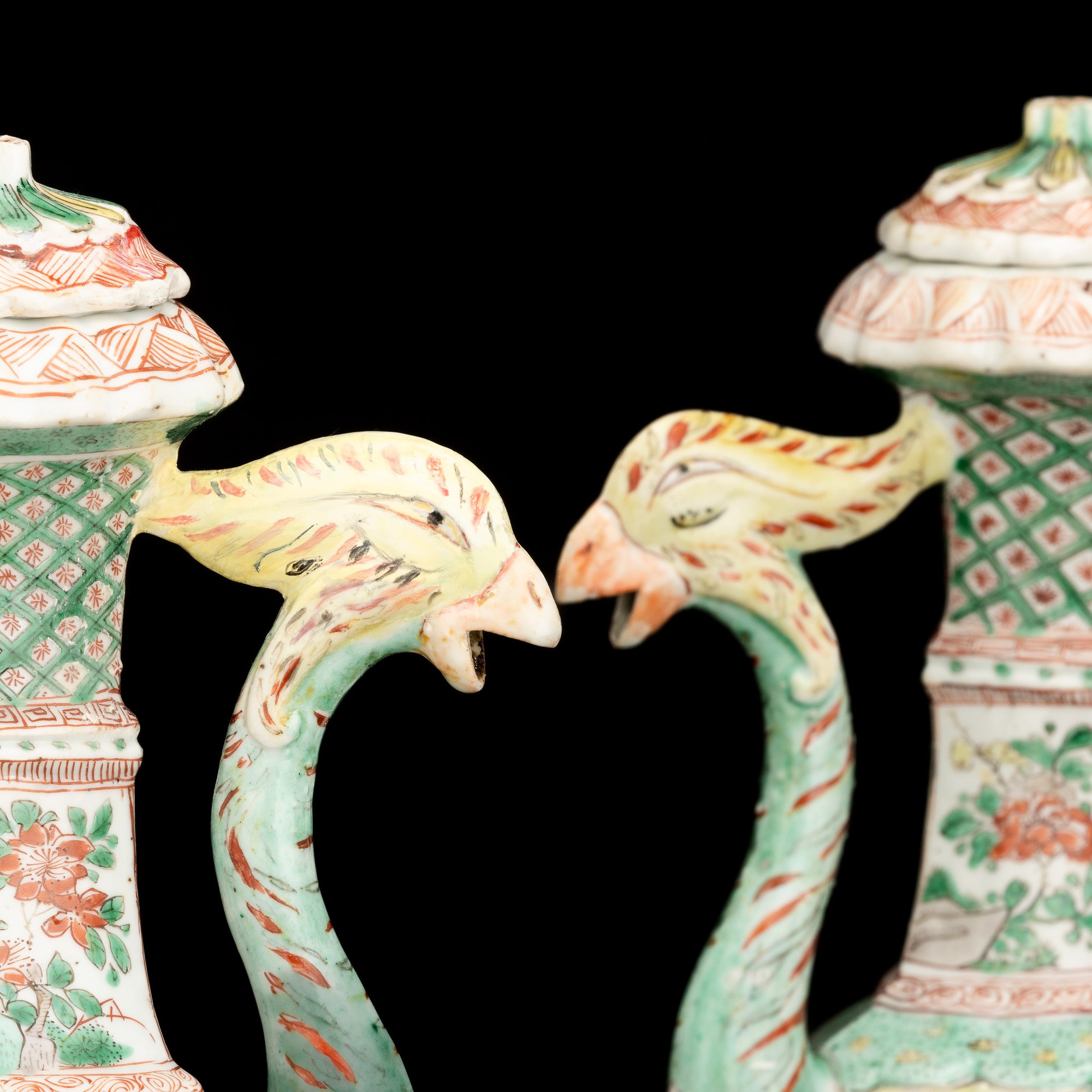 Coppia di Caffettiere in Porcellana Famiglia Verde con Motivi Floreali a Guisa di Fenice, Cina, D...