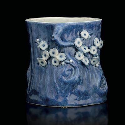 Vaso in Porcellana a Guisa di Tronco D'albero con Fiori e Iscrizioni, Marchio Zhu Lin Ju Shi e Da...