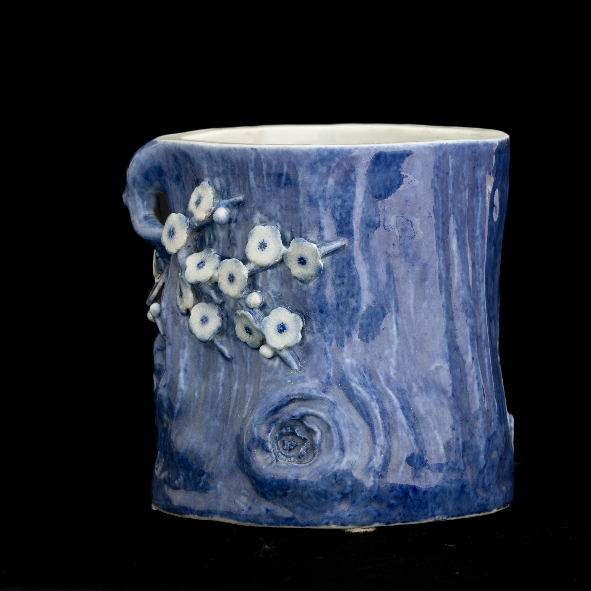 Vaso in Porcellana a Guisa di Tronco D'albero con Fiori e Iscrizioni, Marchio Zhu Lin Ju Shi e Da...