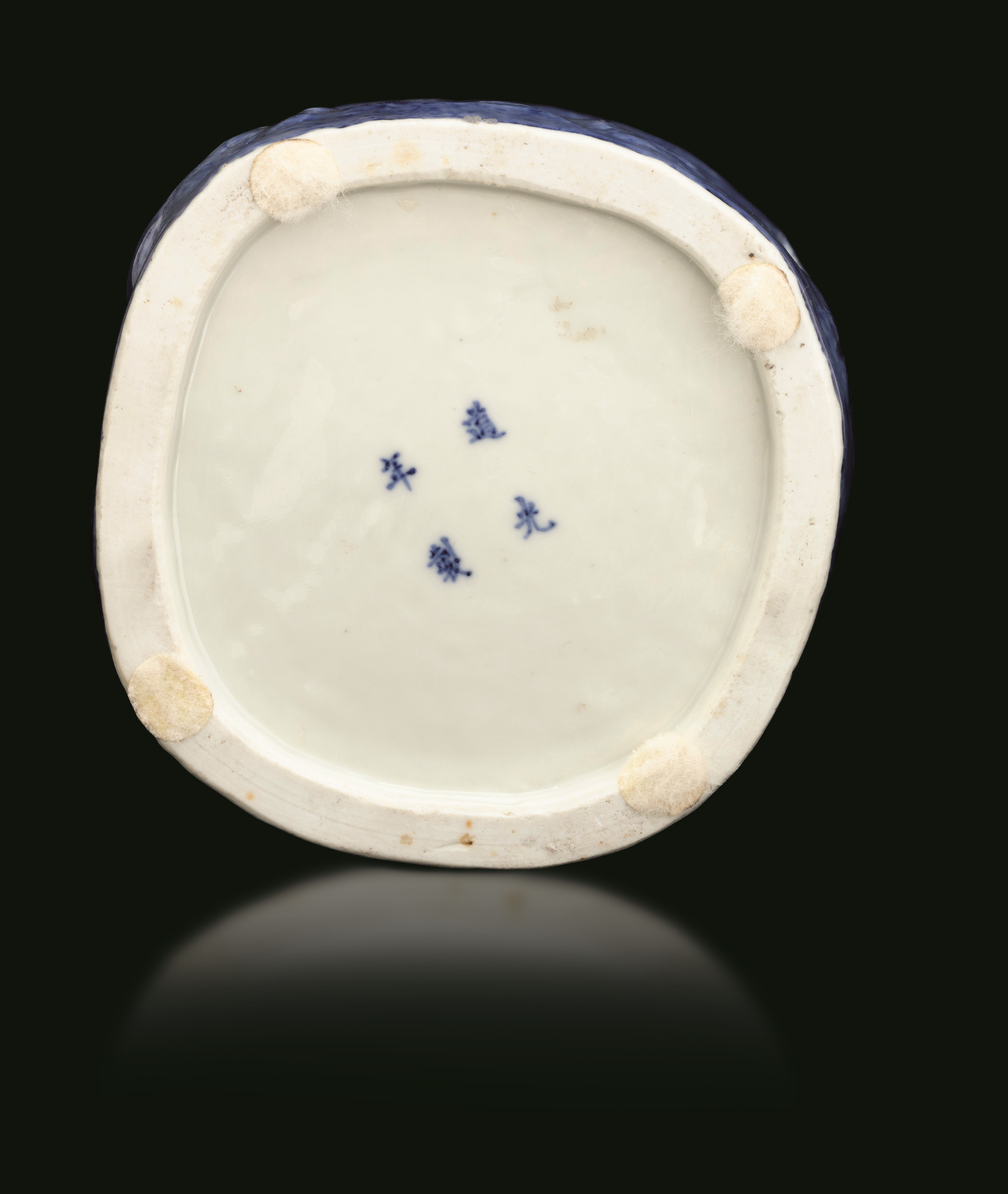 Vaso in Porcellana a Guisa di Tronco D'albero con Fiori e Iscrizioni, Marchio Zhu Lin Ju Shi e Da...