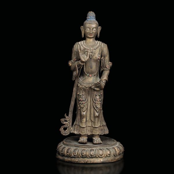 Figura di Buddha stante su fiore di loto in bronzo con inserti di pietre dure e tracce di policromia, Cina, XVIII secolo