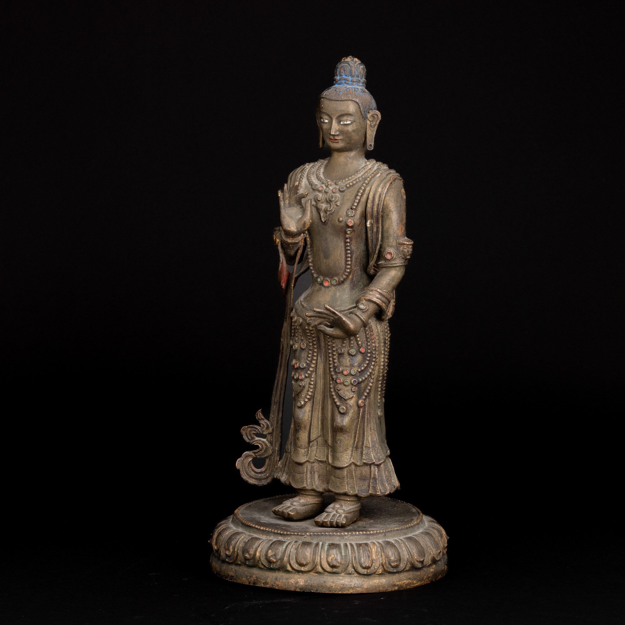 Figura di Buddha Stante su Fiore di Loto in Bronzo con Inserti di Pietre Dure e Tracce di Policro...