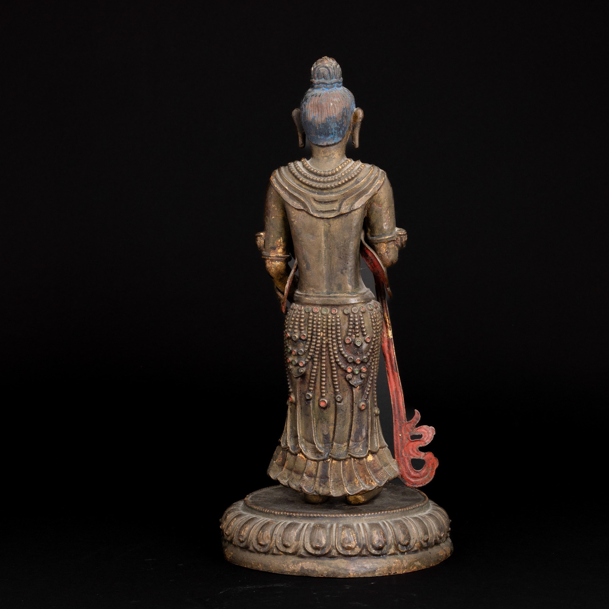 Figura di Buddha Stante su Fiore di Loto in Bronzo con Inserti di Pietre Dure e Tracce di Policro...