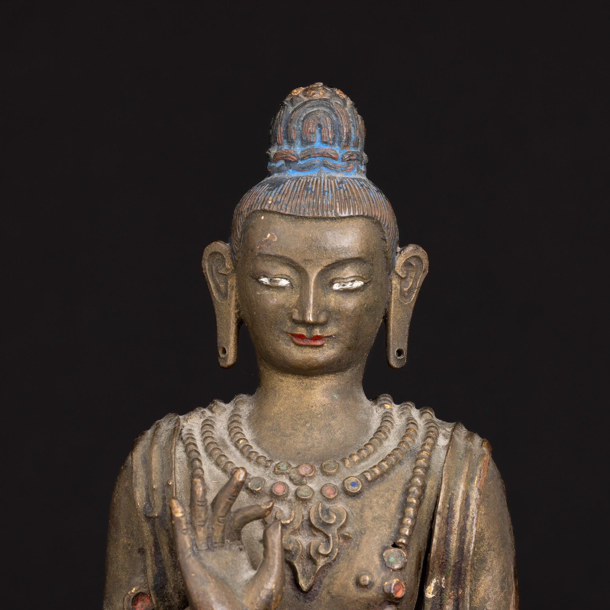 Figura di Buddha Stante su Fiore di Loto in Bronzo con Inserti di Pietre Dure e Tracce di Policro...