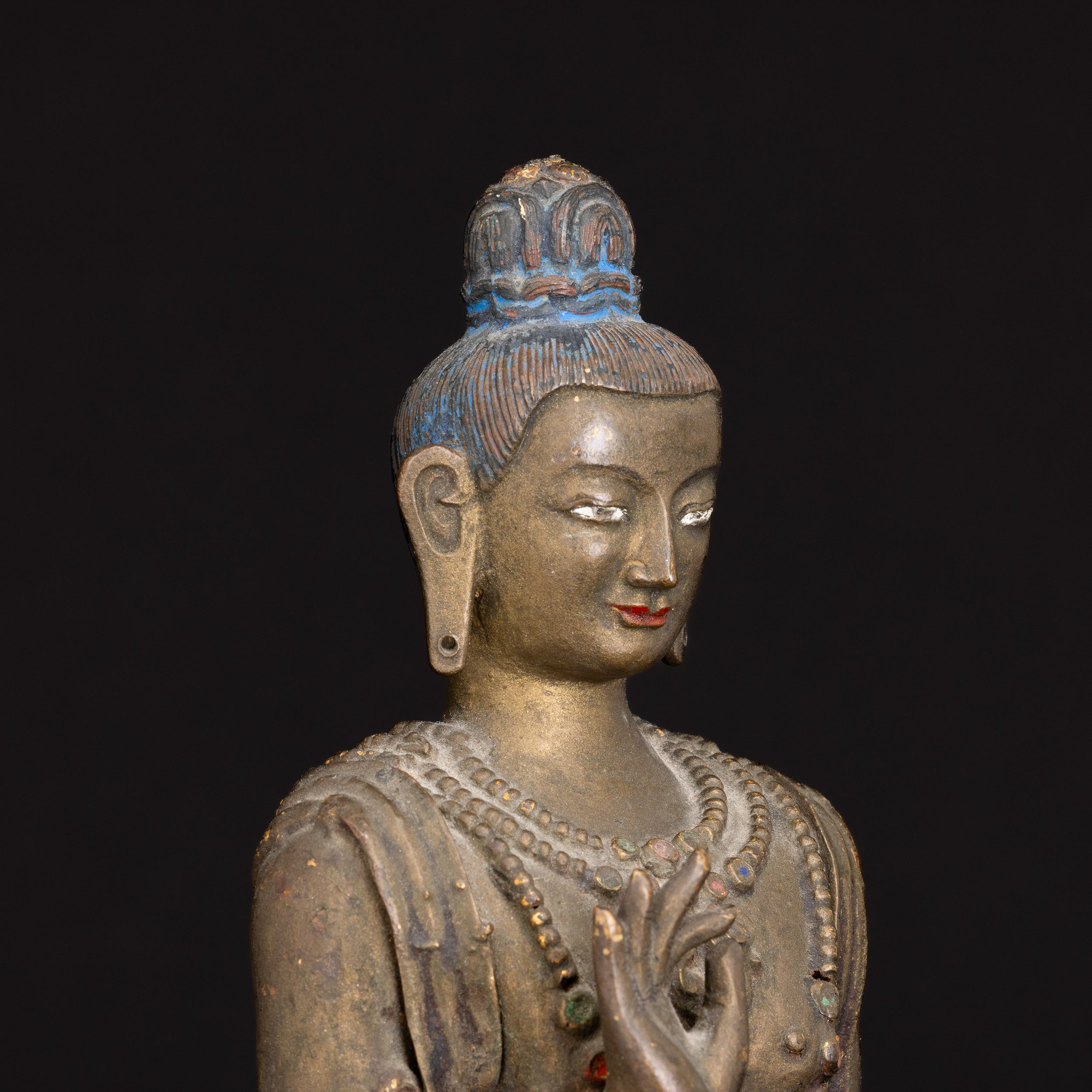 Figura di Buddha Stante su Fiore di Loto in Bronzo con Inserti di Pietre Dure e Tracce di Policro...
