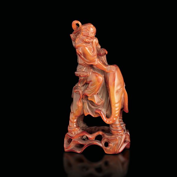 Figura di personaggio ed elefante in ambra, Cina, XIX secolo