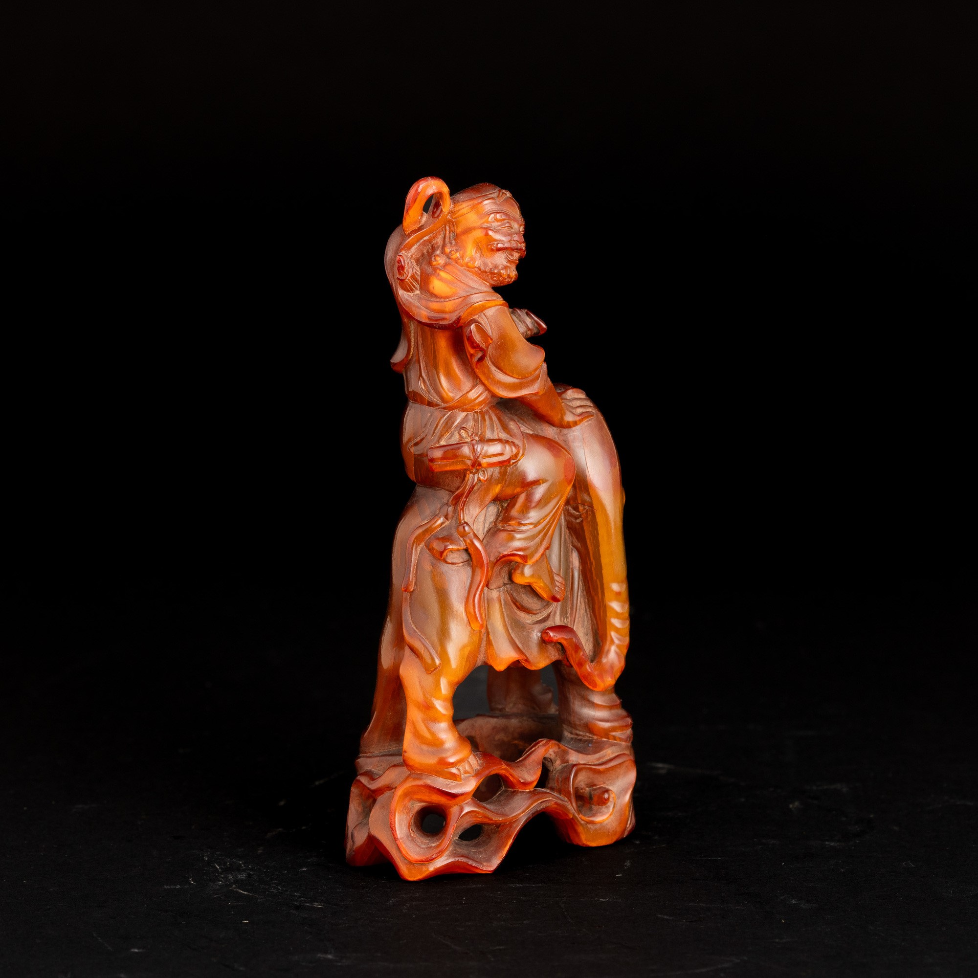 Figura di Personaggio ed Elefante in Ambra, Cina, XIX Secolo