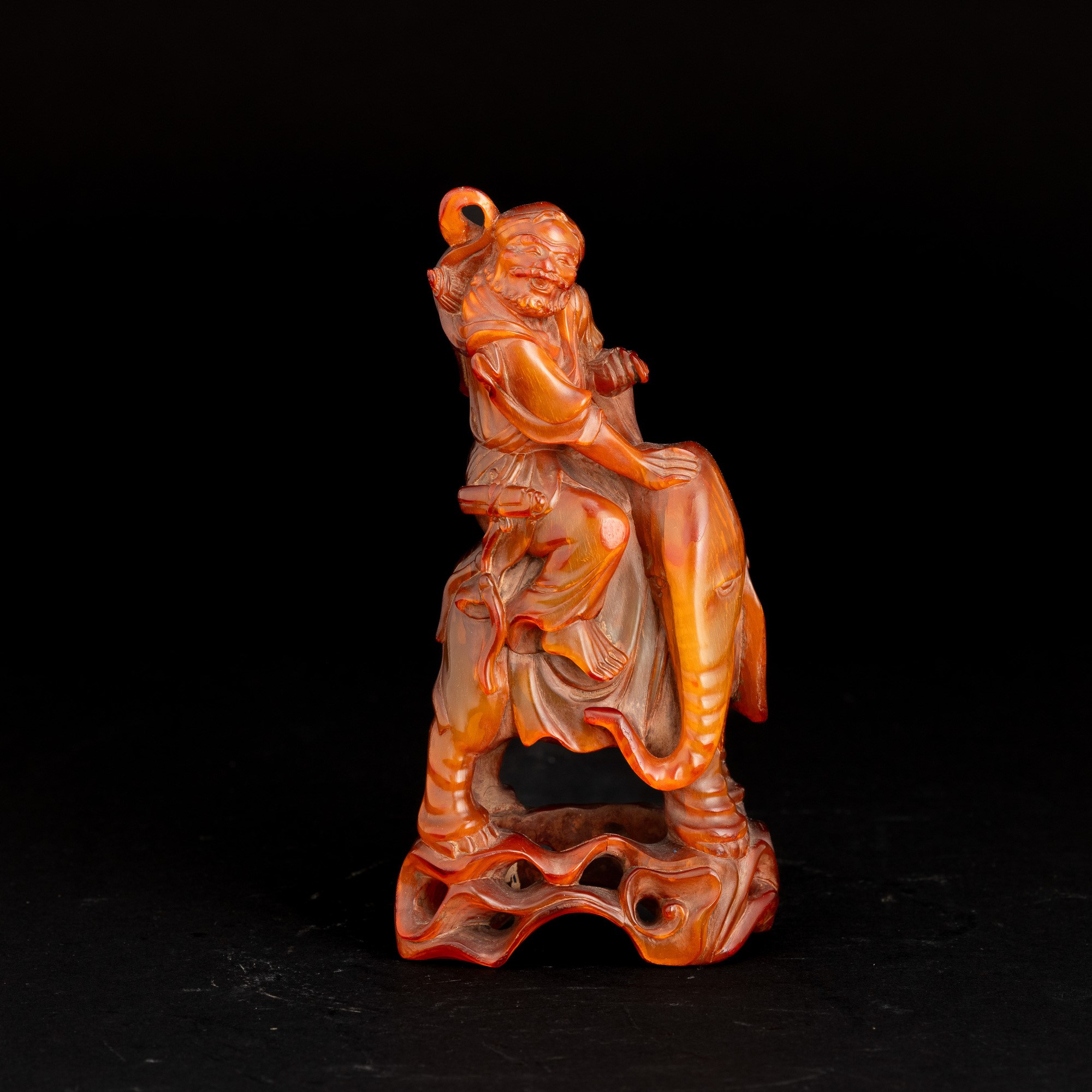 Figura di Personaggio ed Elefante in Ambra, Cina, XIX Secolo