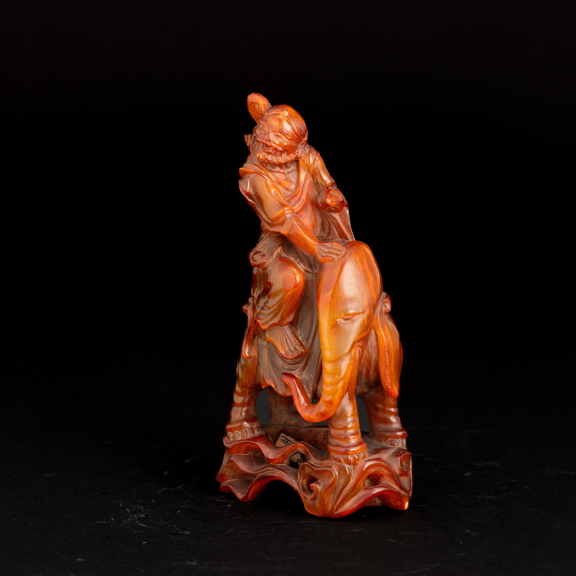 Figura di Personaggio ed Elefante in Ambra, Cina, XIX Secolo