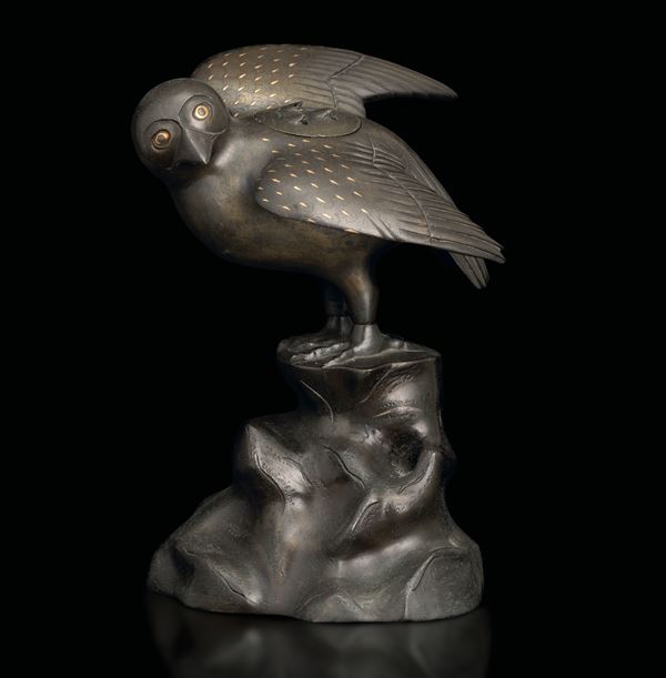 Figura di gufo in bronzo con dettagli dorati, Giappone, XX secolo