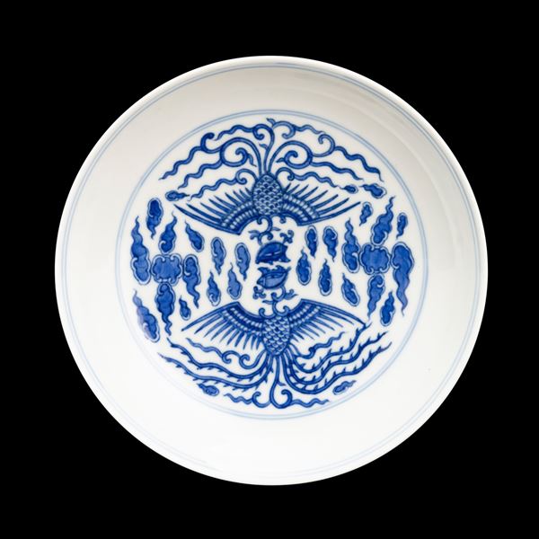 Piatto in porcellana bianca e blu raffigurante uccelli volanti, Cina, Dinastia Qing (1644-1912)