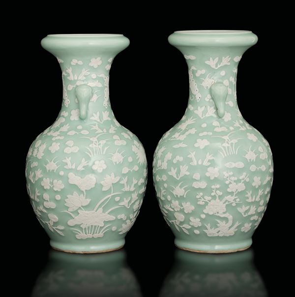 Coppia di vasi in porcellana a fondo Celadon con decori a rilievo naturalistici, Cina, Dinastia Qing, XIX secolo