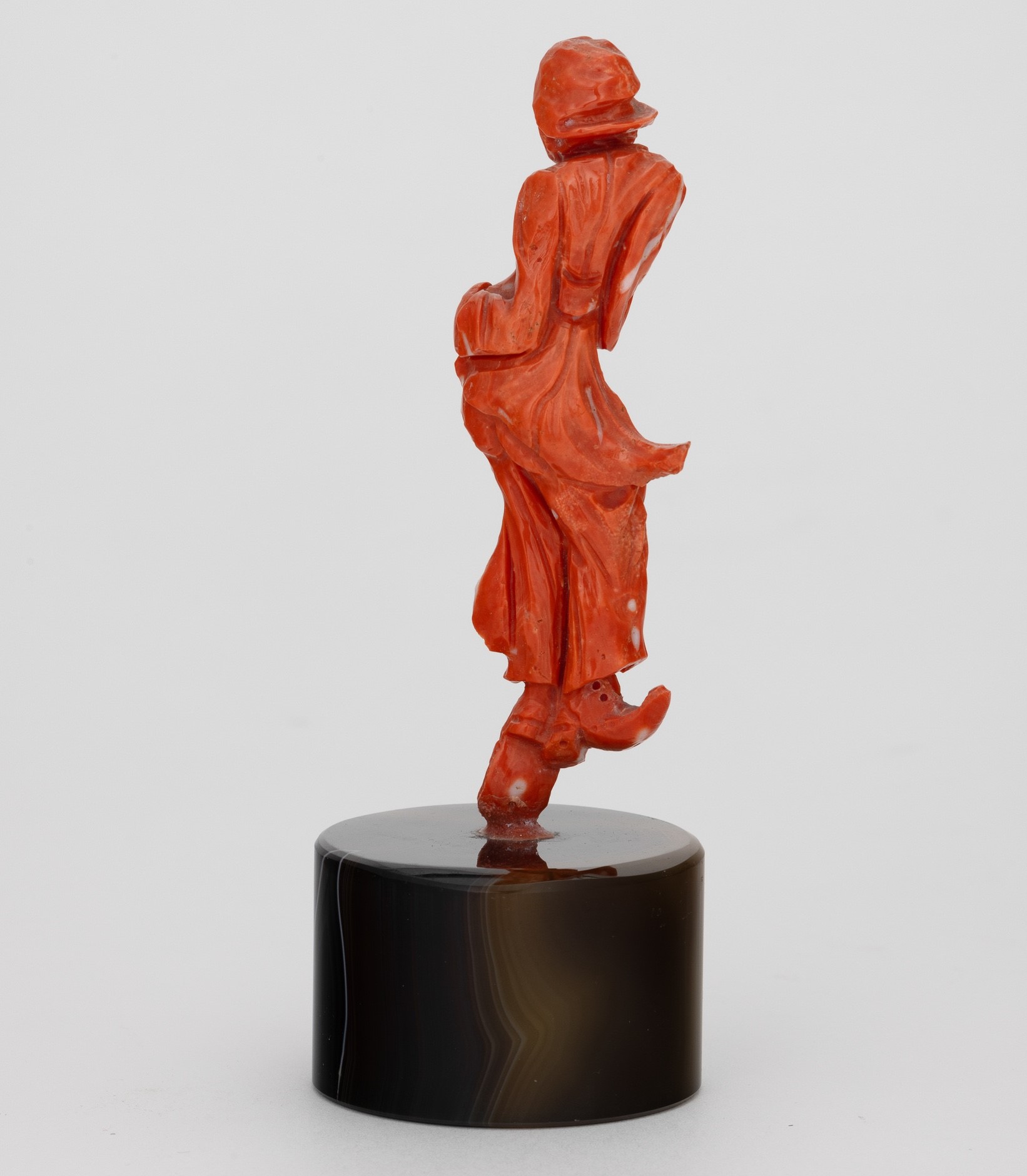 Figura caricaturale, corallo su base in agata