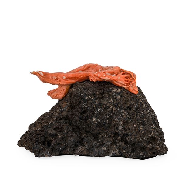 Figura antropomorfa giacente su pietra del Vesuvio, firmata Parlati, Napoli XX-XXI secolo