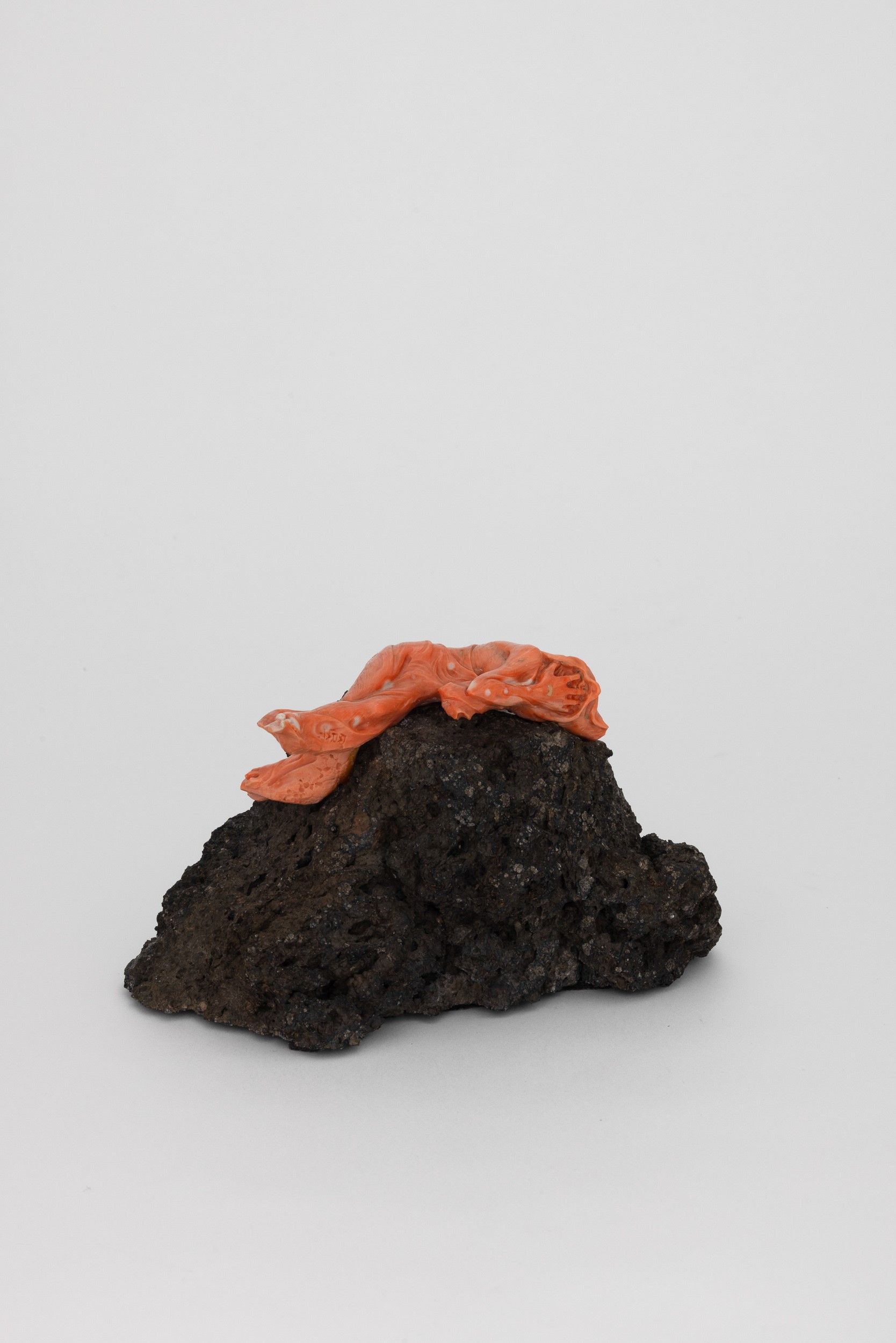 Figura Antropomorfa Giacente su Pietra del Vesuvio, Firmata Parlati, Napoli XX-XXI Secolo