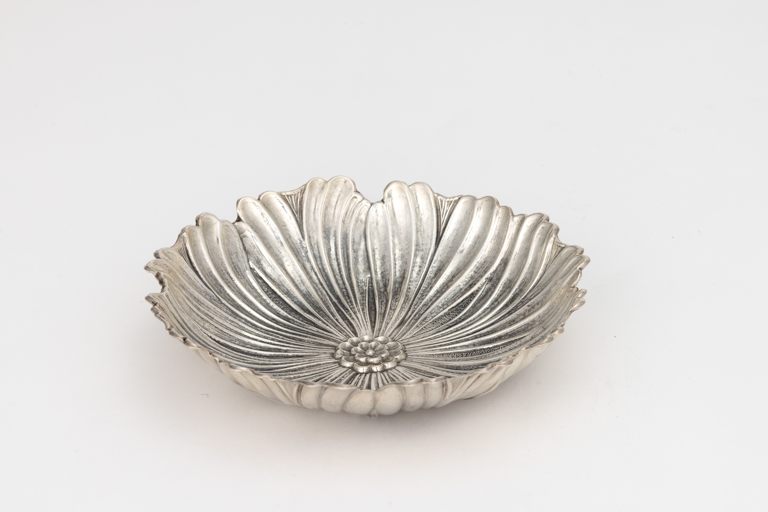 Buccellati (attrib.), Ciotola a forma di fiore, argento 925 fuso e sagomato, Italia XX-XXI secolo