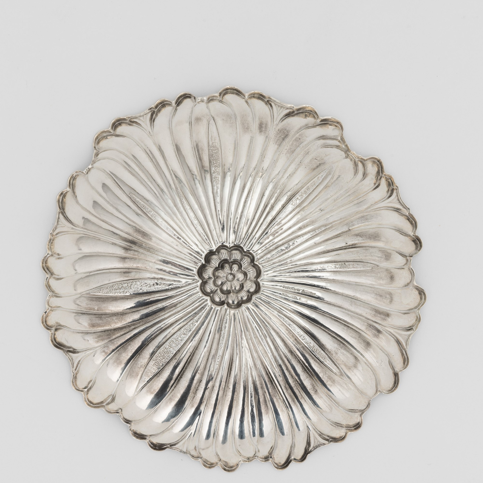 Buccellati (attrib.), Ciotola a forma di fiore, argento 925 fuso e sagomato, Italia XX-XXI secolo
