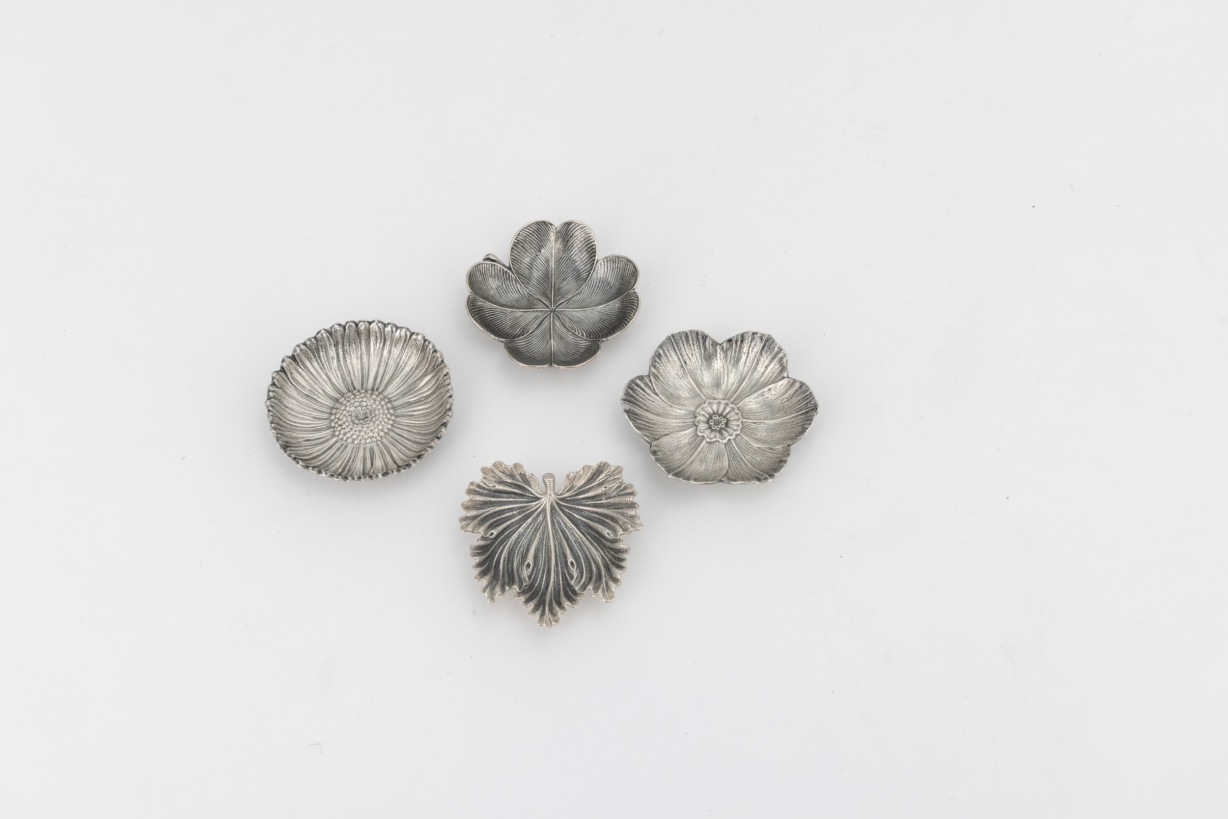 Gruppo di quattro segnaposto a forma di fiori e foglie, argento 925, Gianmaria Buccellati (Maison...