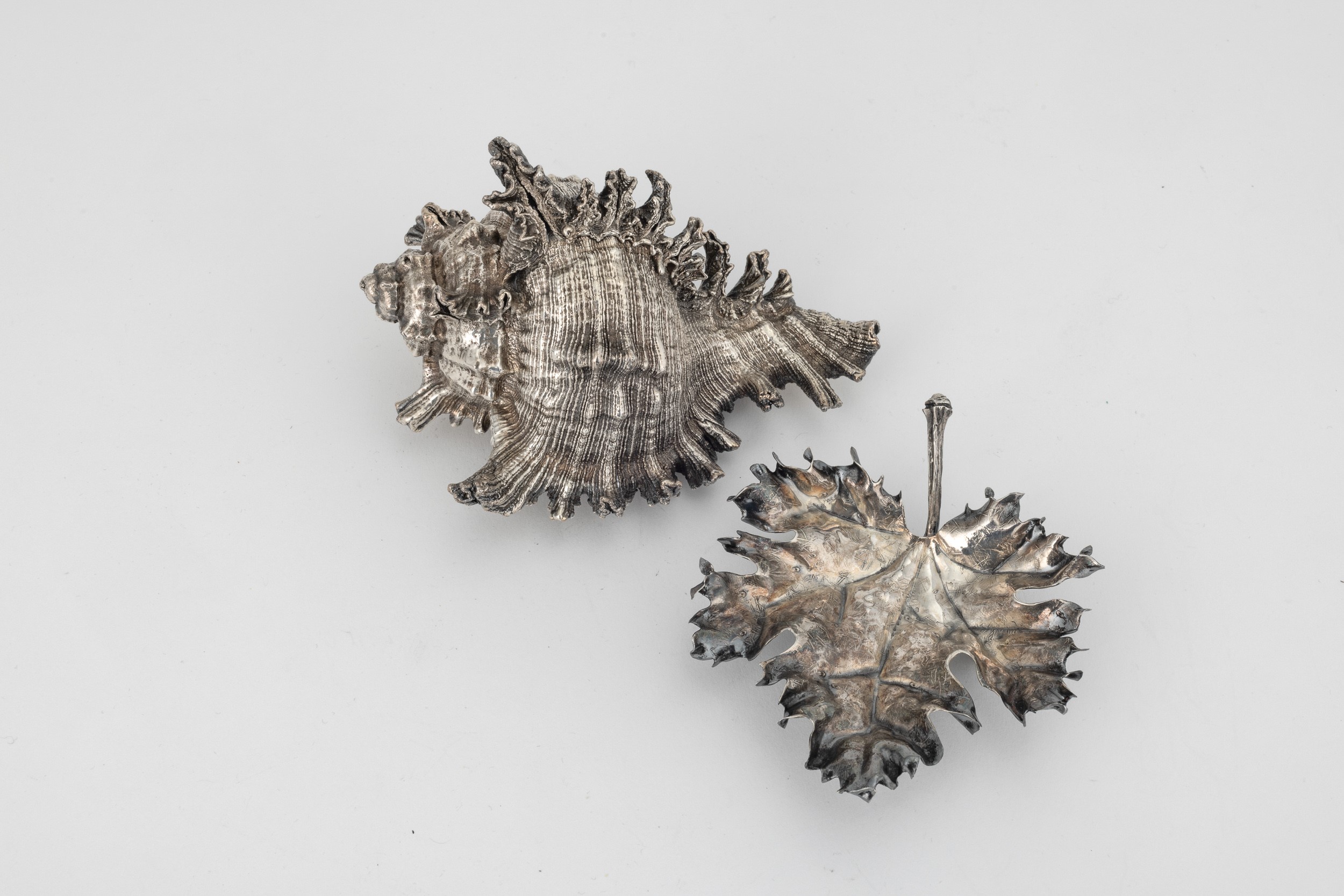 Maison Gianmaria Buccellati, Foglia e conchiglia, argento (argentiere Clementi, Bologna)