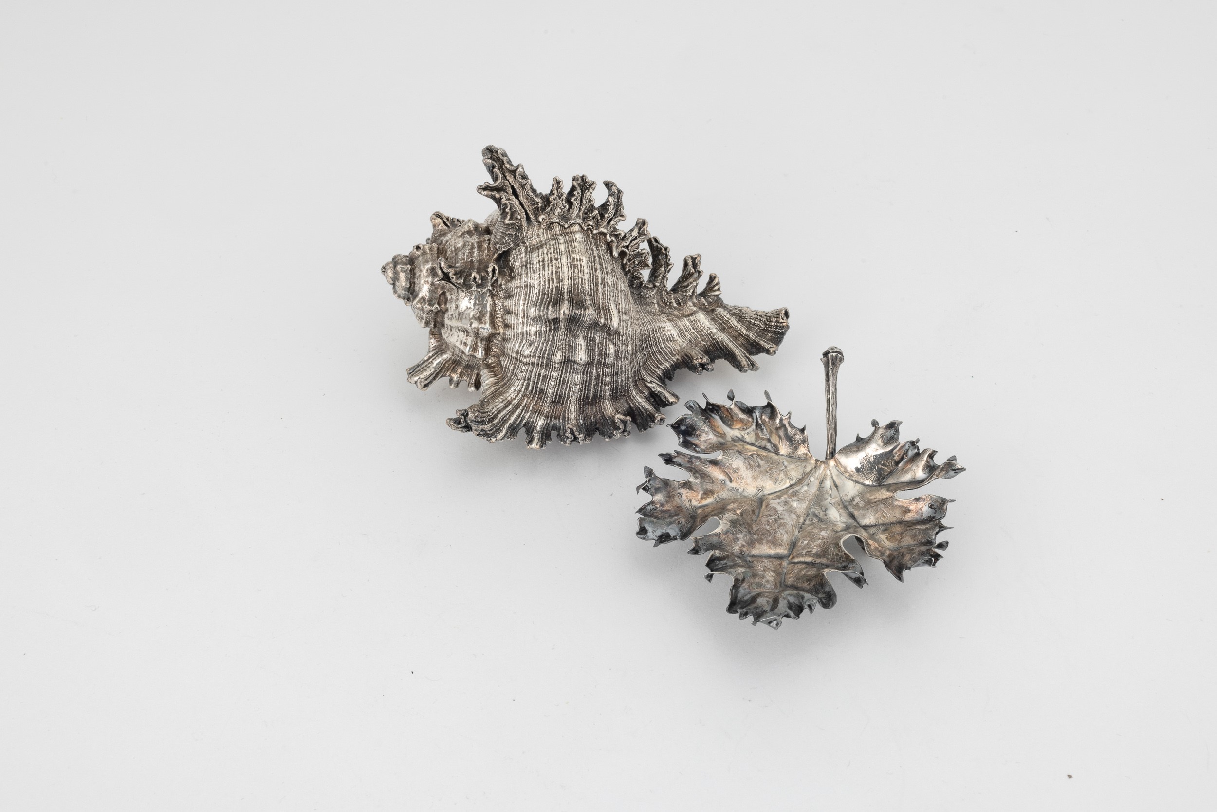Maison Gianmaria Buccellati, Foglia e conchiglia, argento (argentiere Clementi, Bologna)