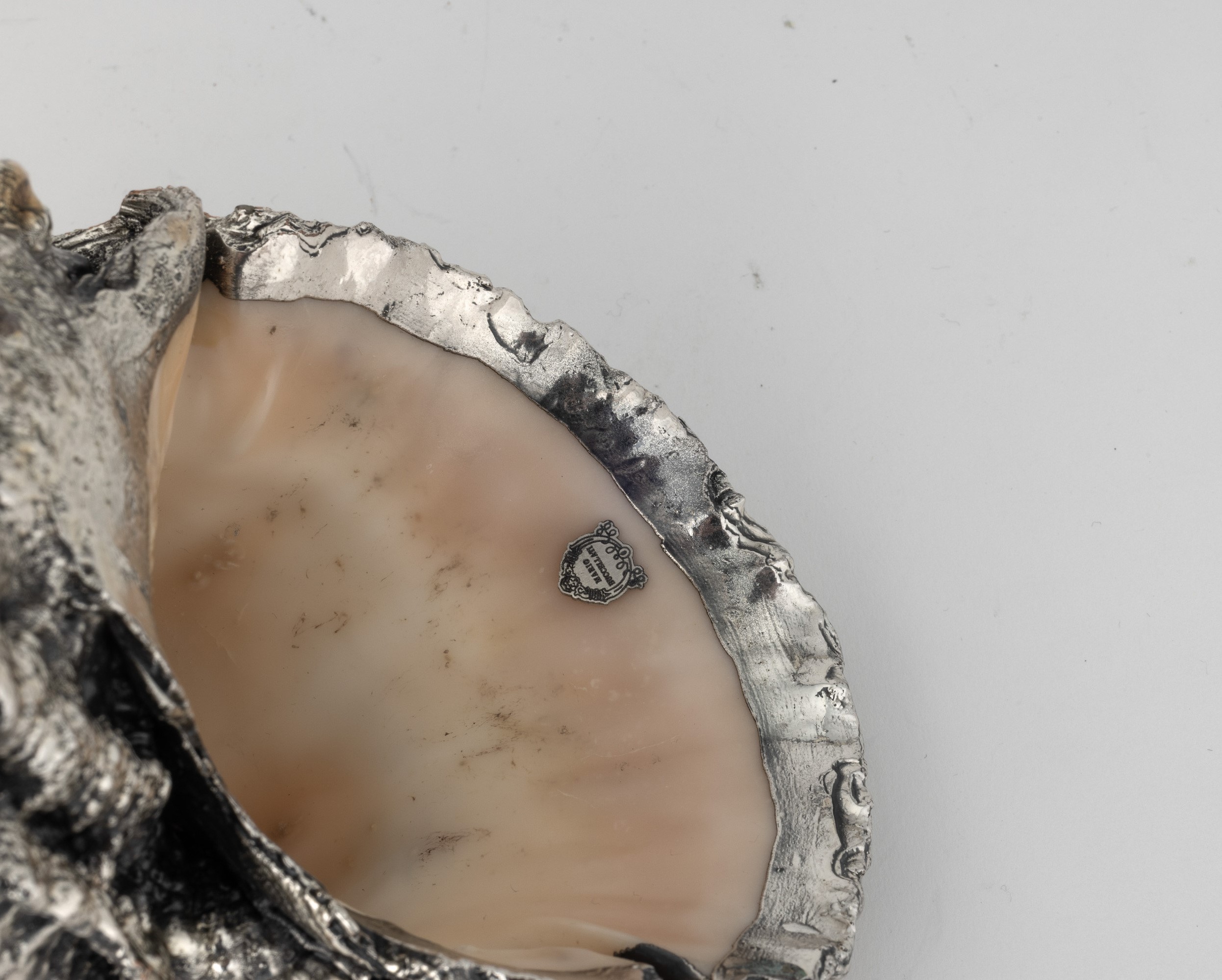 Mario Buccellati, Conchiglia rivestita in argento con etichetta a scudo, Italia, XX-XXI secolo
