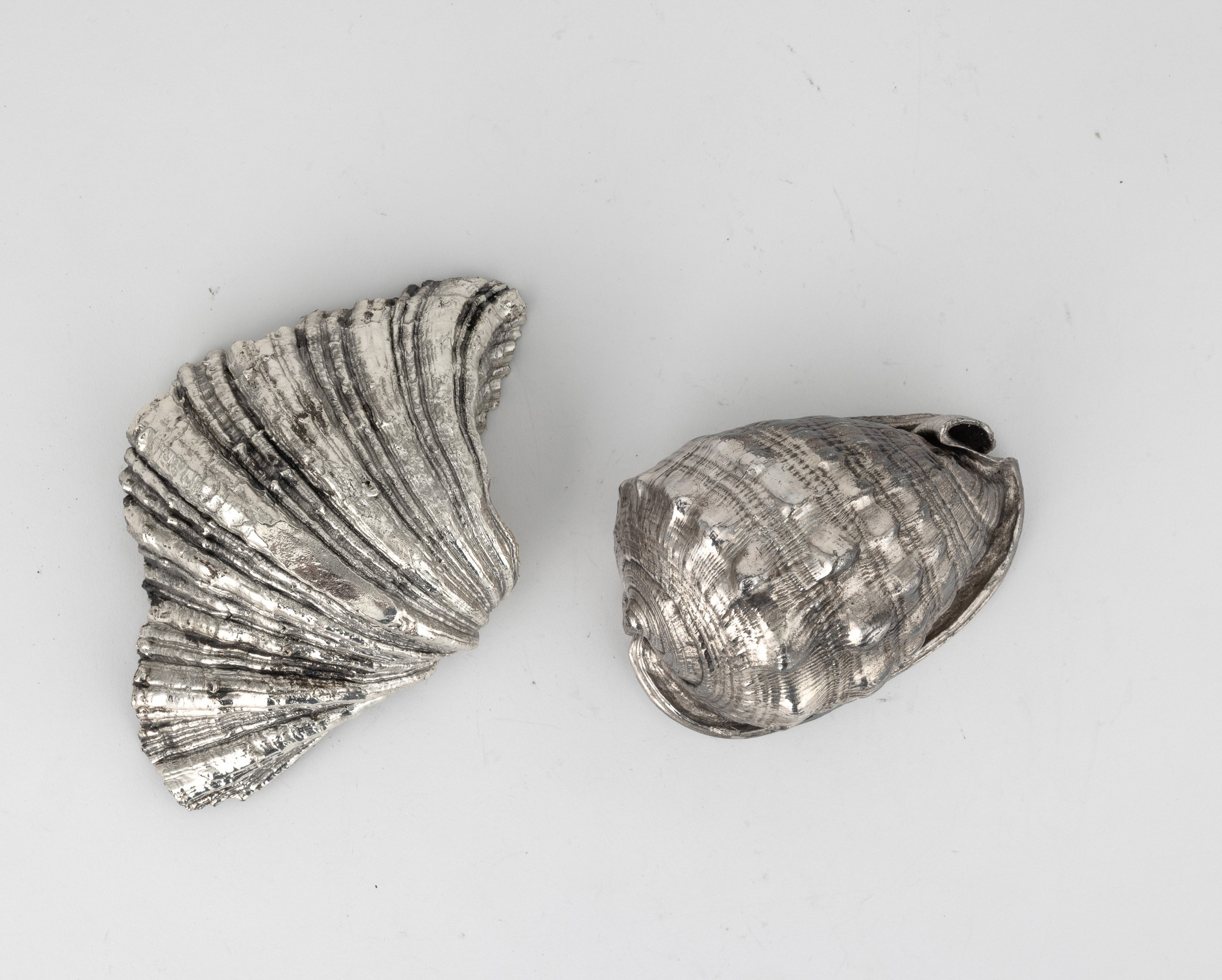Mario Buccellati (etichetta a scudo), Coppia di conchiglie rivestite in argento, Italia, XX-XXI s...