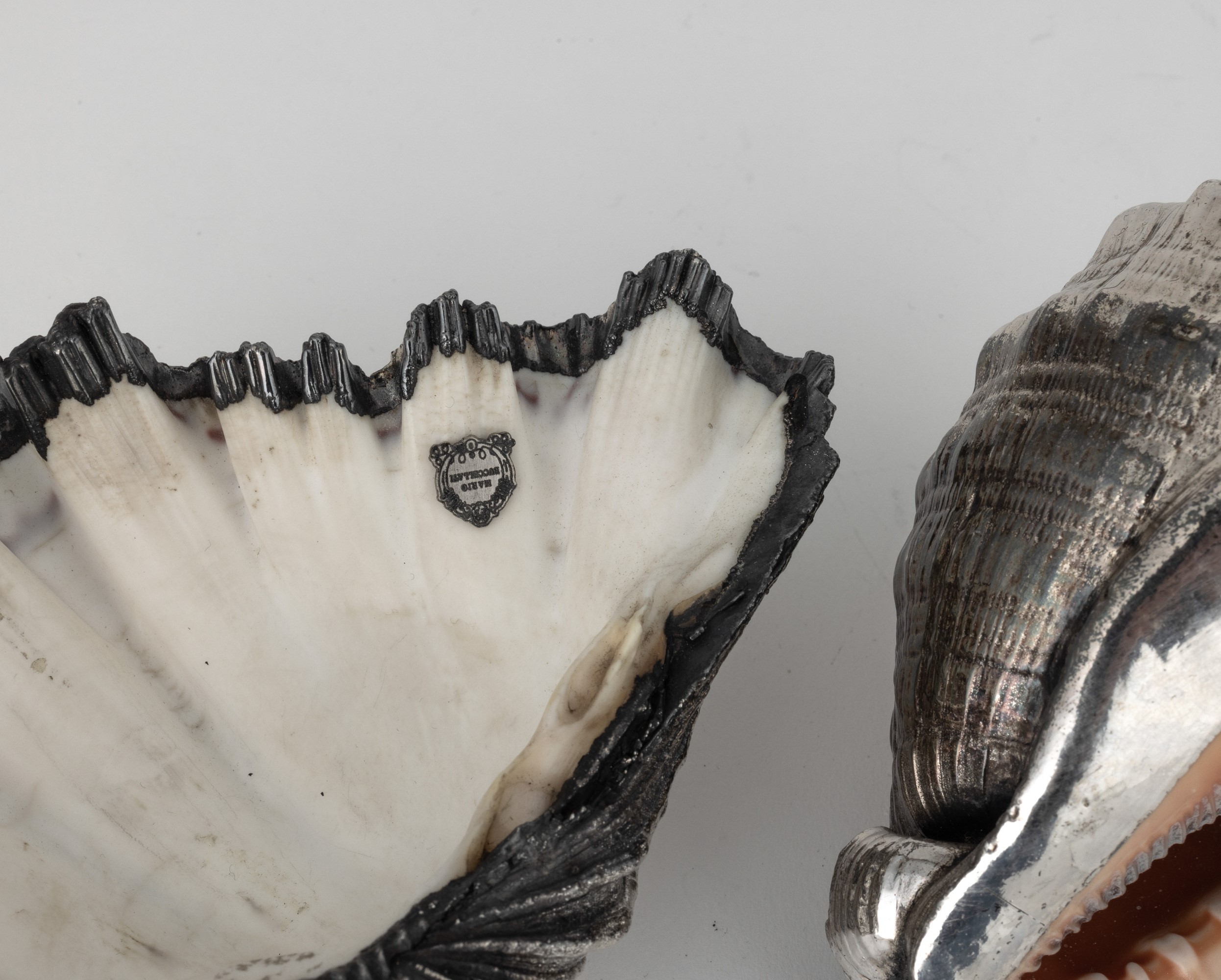 Mario Buccellati (etichetta a scudo), Coppia di conchiglie rivestite in argento, Italia, XX-XXI s...