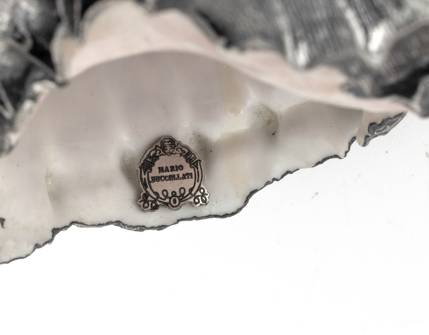 Italia (XX-XXI secolo), Lotto di tre conchiglie rivestite in argento con etichetta a scudo Mario ...