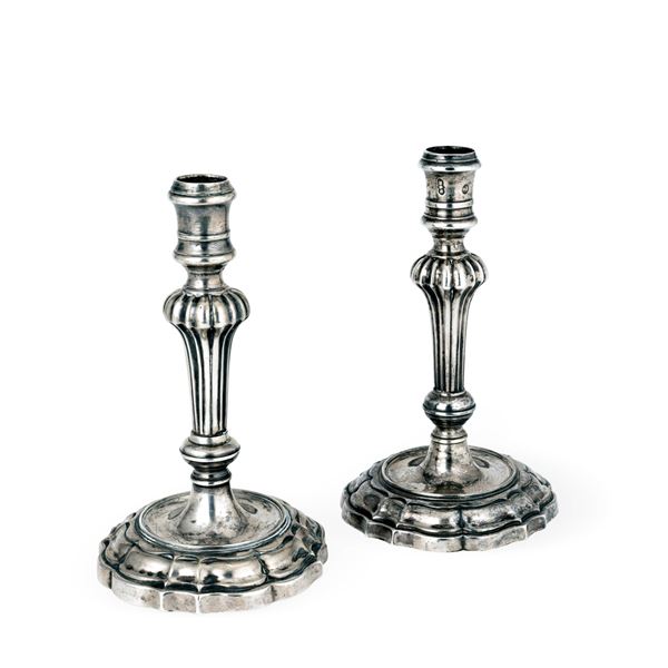 Due candelieri, Venezia seconda metà del XVIII secolo, uno con marchio del leone di San Marco e dell'argentiere (lettere BC inframezzate da giglio) documentato ma non identificato, l'altro privo di punzone