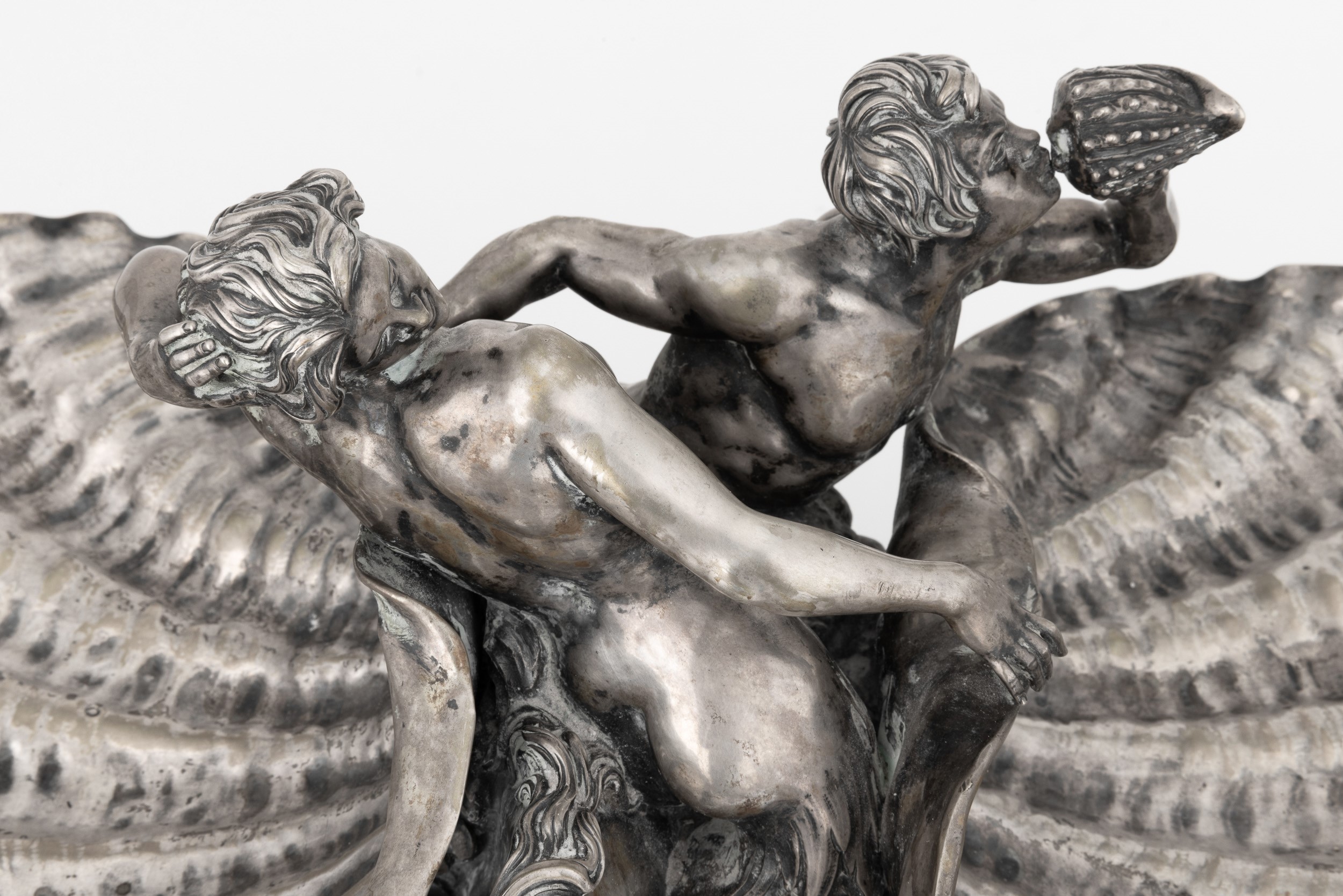 Antiquariato italiano del XX secolo, Centrotavola a tema marino con tritoni e conchiglie