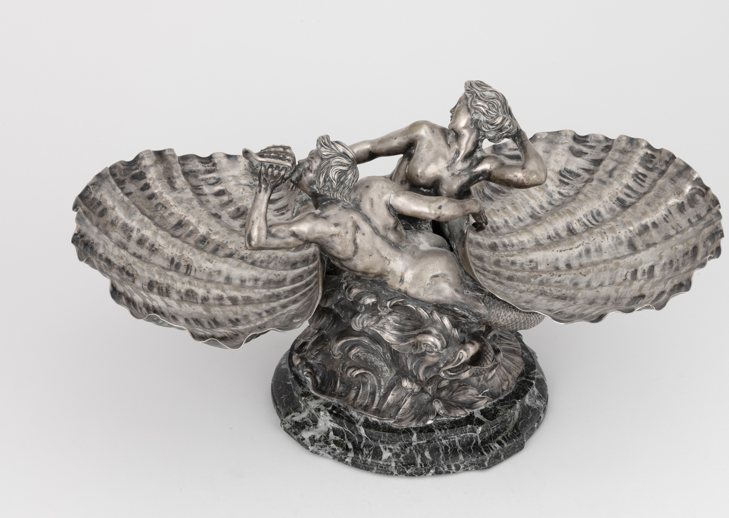 Antiquariato italiano del XX secolo, Centrotavola a tema marino con tritoni e conchiglie