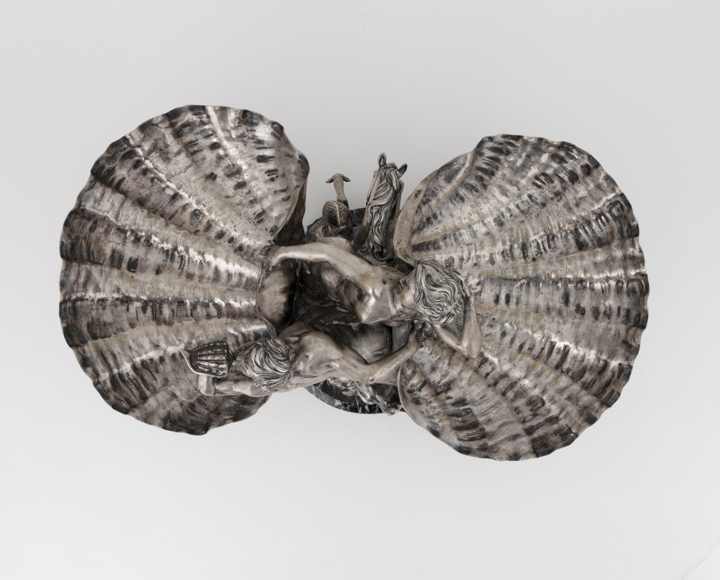 Antiquariato italiano del XX secolo, Centrotavola a tema marino con tritoni e conchiglie