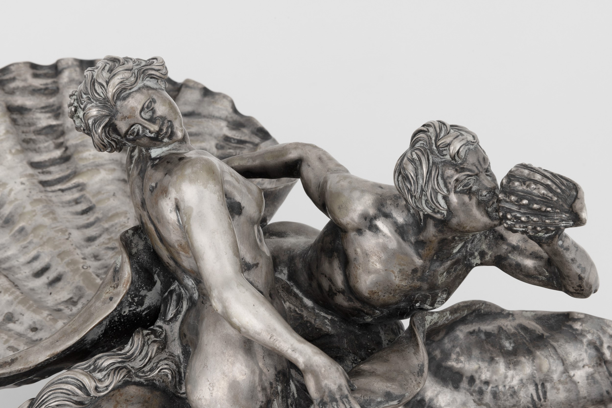 Antiquariato italiano del XX secolo, Centrotavola a tema marino con tritoni e conchiglie