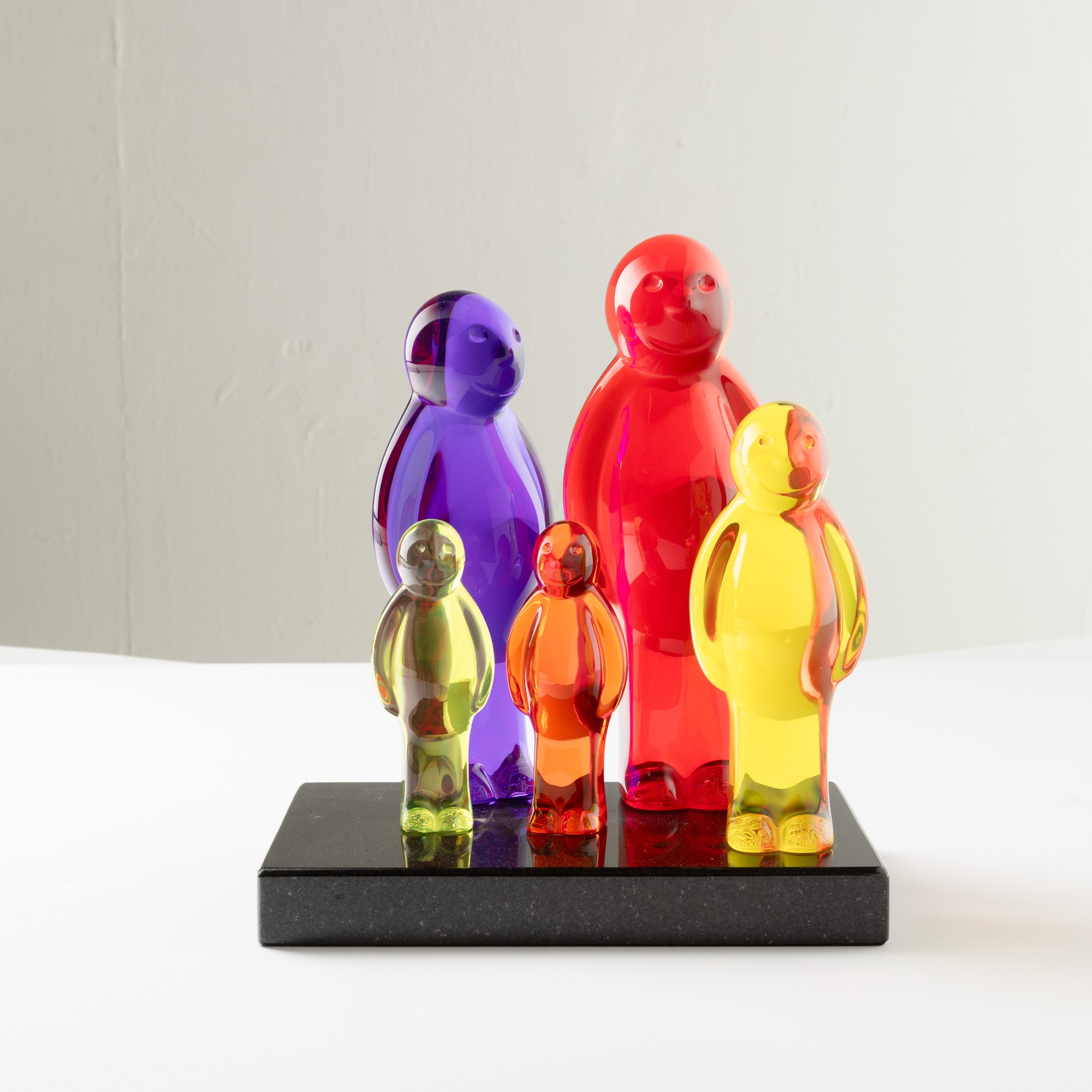 Mauro Perucchetti - Jelly Baby Family, scultura in resina su base in marmo