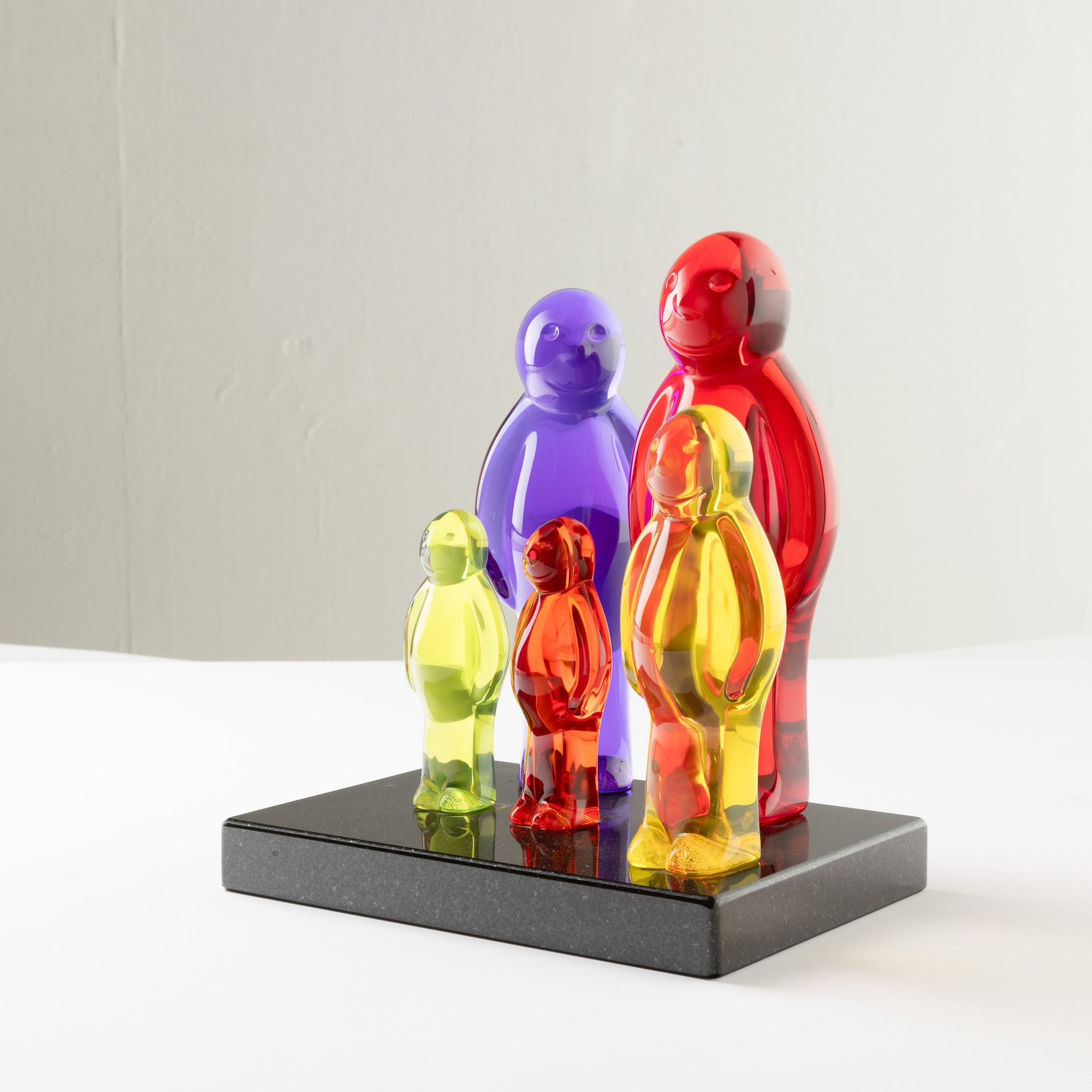 Mauro Perucchetti - Jelly Baby Family, scultura in resina su base in marmo