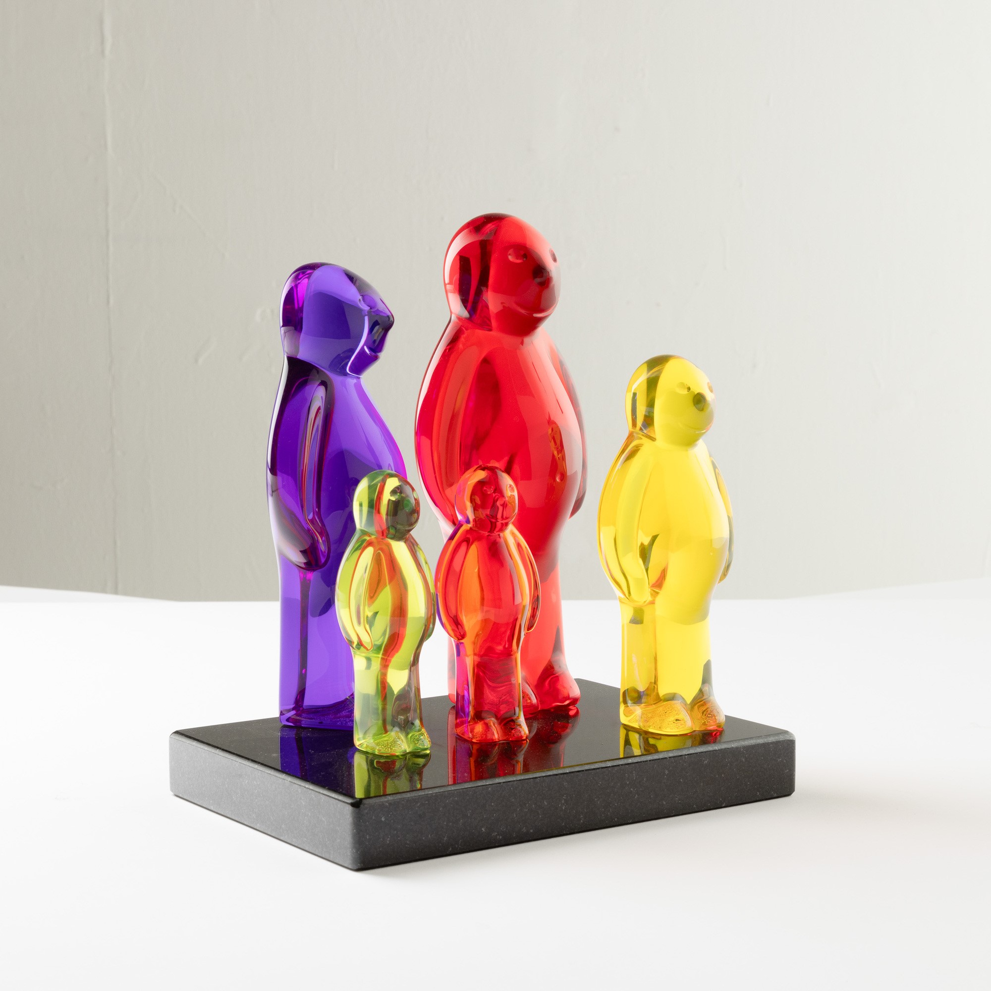 Mauro Perucchetti - Jelly Baby Family, scultura in resina su base in marmo