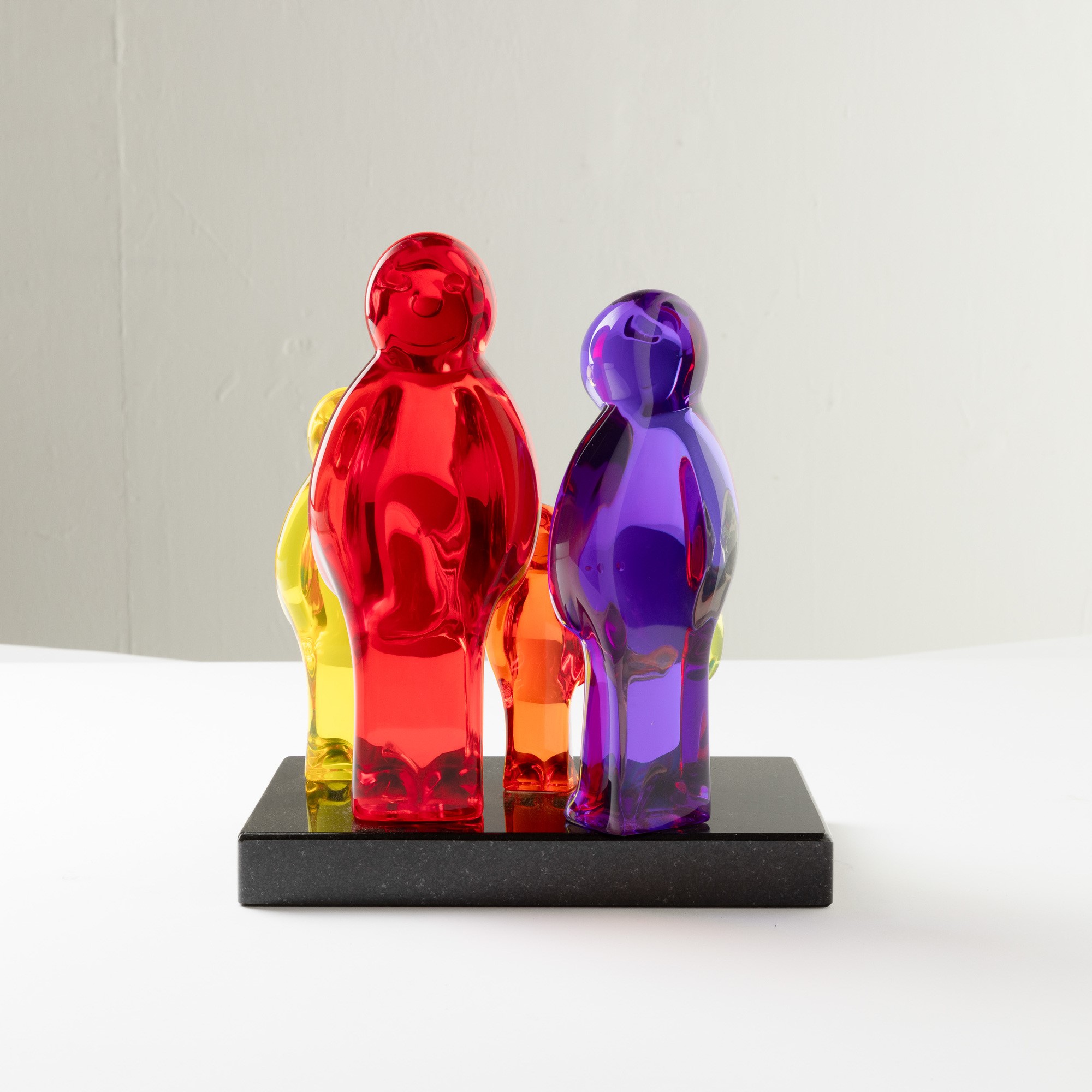 Mauro Perucchetti - Jelly Baby Family, scultura in resina su base in marmo